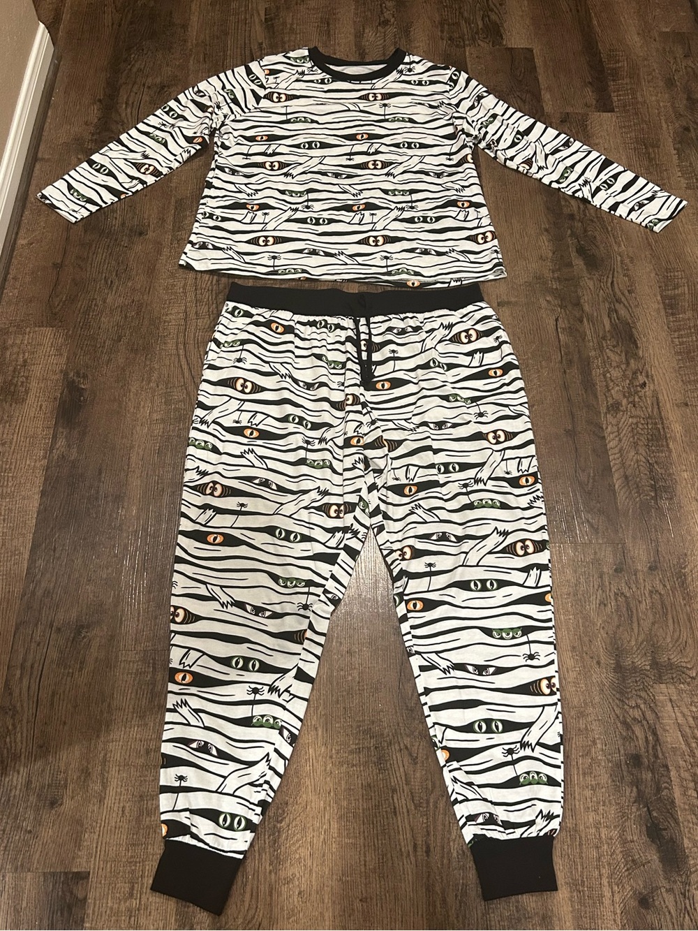 Women’s Mummy Glow In The Dark Pajama Set